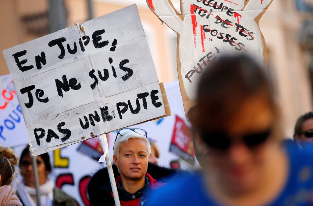 Des milliers de personnes defilent contre les violences sexistes