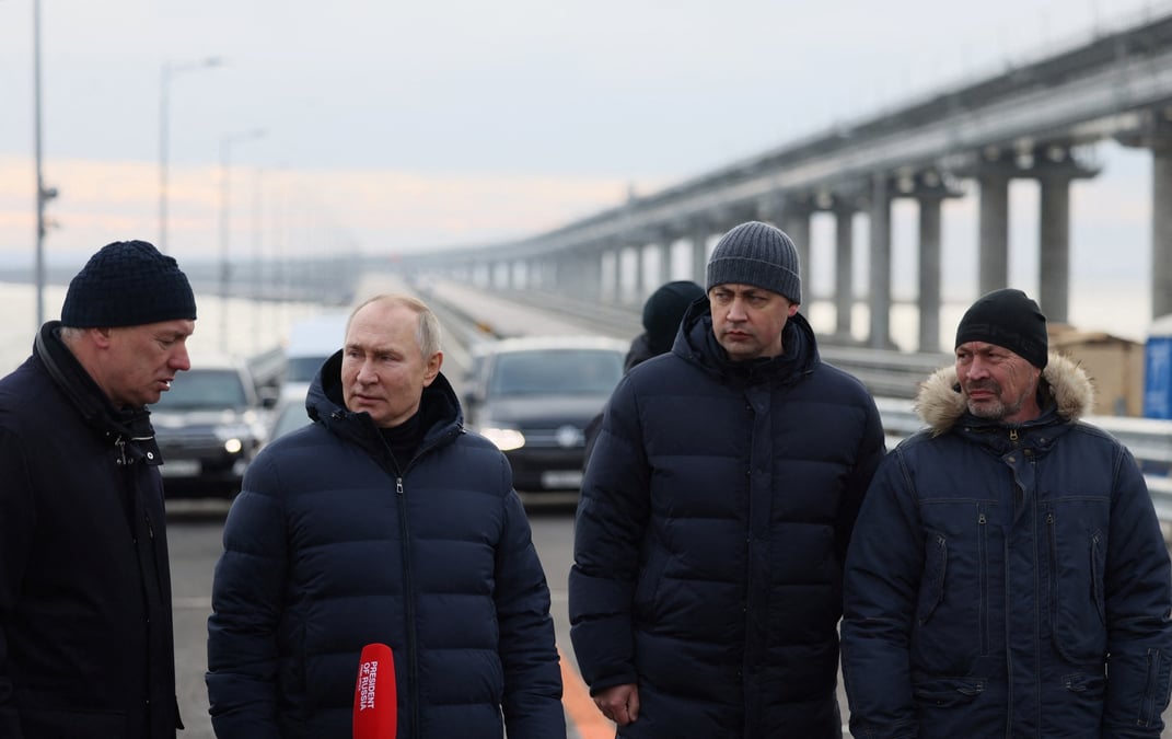 Vladimir poutine visitant un pont reliant la russie continentale a la peninsule de crimee