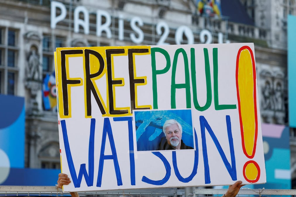 Une manifestation pour la liberation de paul watson, devant l'hotel de ville de paris