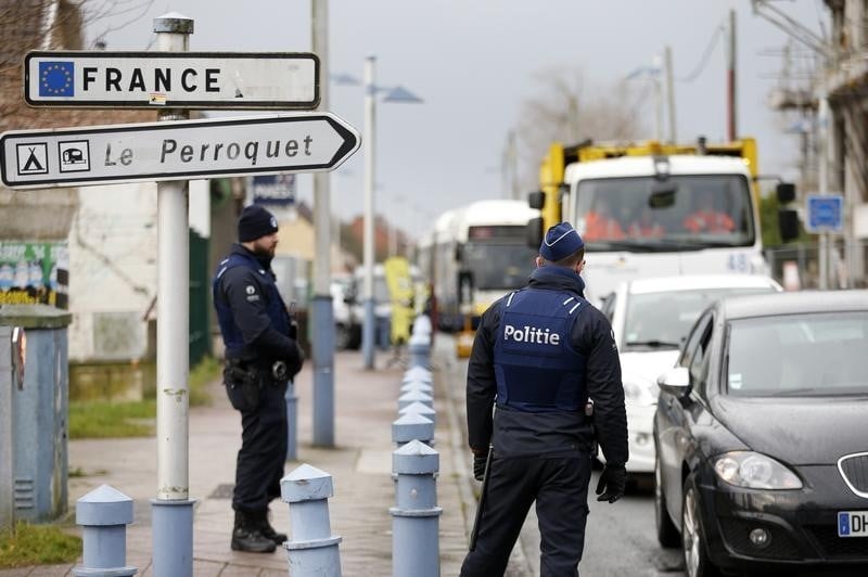 La france critique la decision de la belgique de retablir les controles a sa frontiere