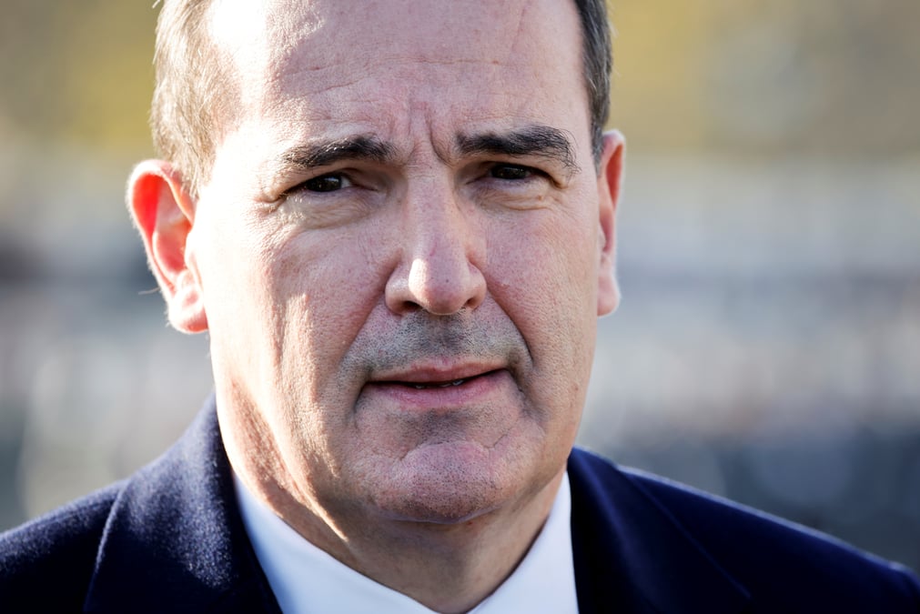France: castex dit ne ressentir que de "legers symptomes" du covid-19