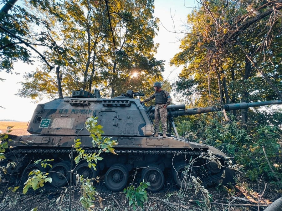 Un soldat ukrainien avec un char russe capture dans la region de kharkiv, en ukraine