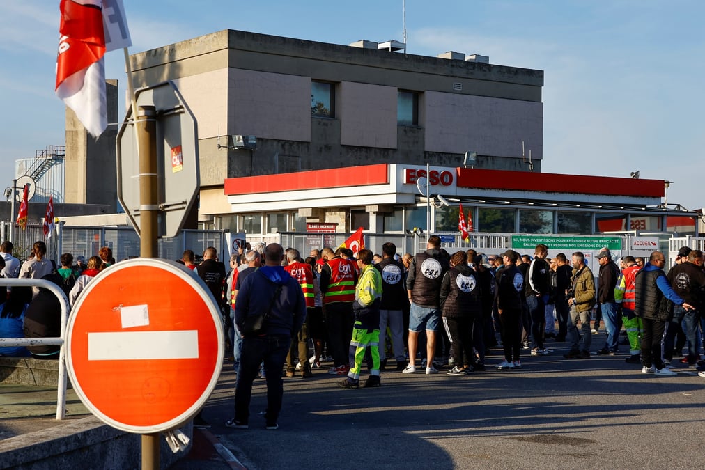 Manifestation du personnel de totalenergies et esso exxonmobil devant la raffinerie esso a fos-sur-mer