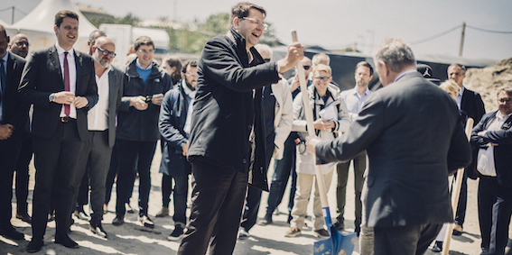 Lors de la pose de la première pierre d’Euraénergie le 31 mai dernier, Patrice Vergriete, l’ambassadeur de Norvège et le préfet ont symboliquement enterré une molécule de carbone. Une façon de montrer qu’innover sans polluer, c’est possible.