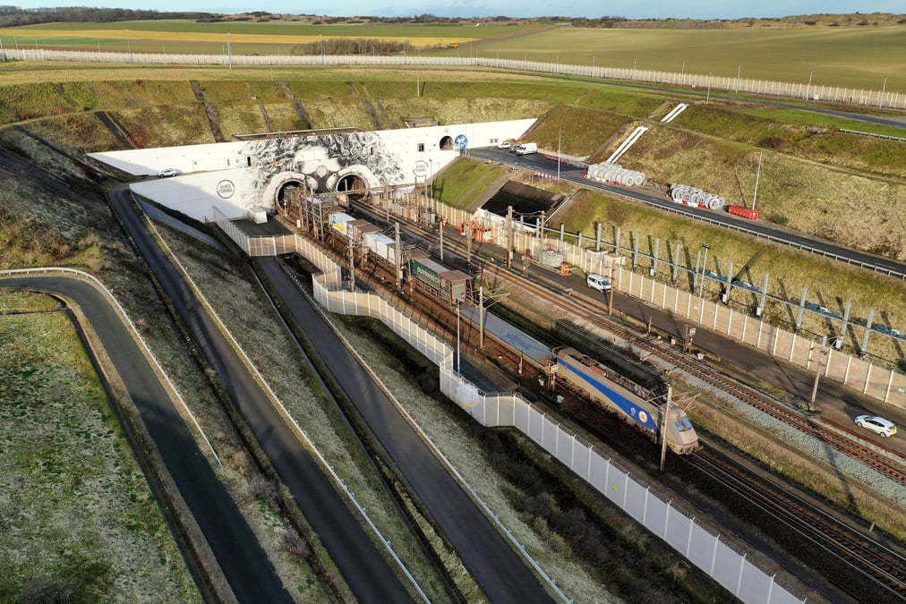 Photo d'archives d'une navette de fret d'eurotunnel entre dans le tunnel sous la manche a coquelles