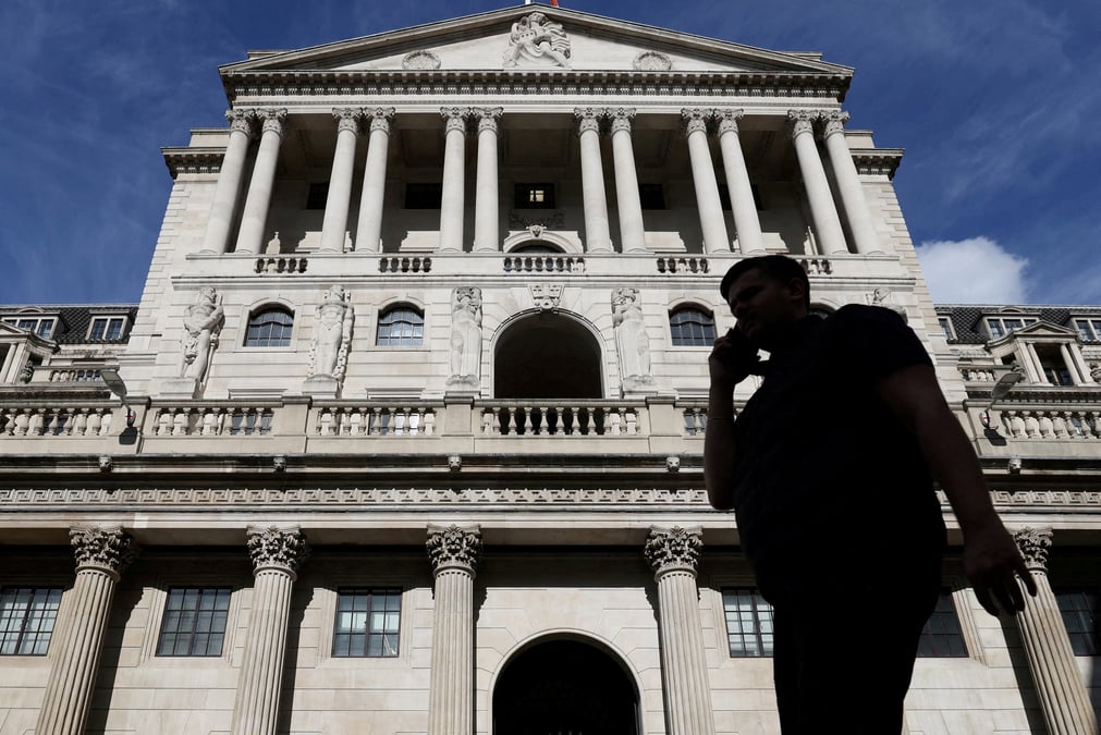 Photo d'archives: un pieton passe devant la banque d'angleterre