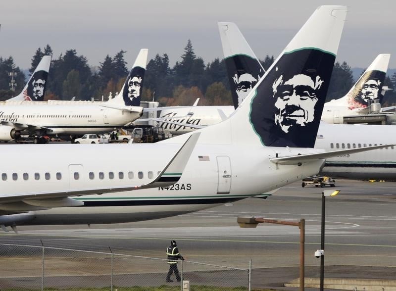 Un avion decolle de seattle avec un bagagiste dans la soute