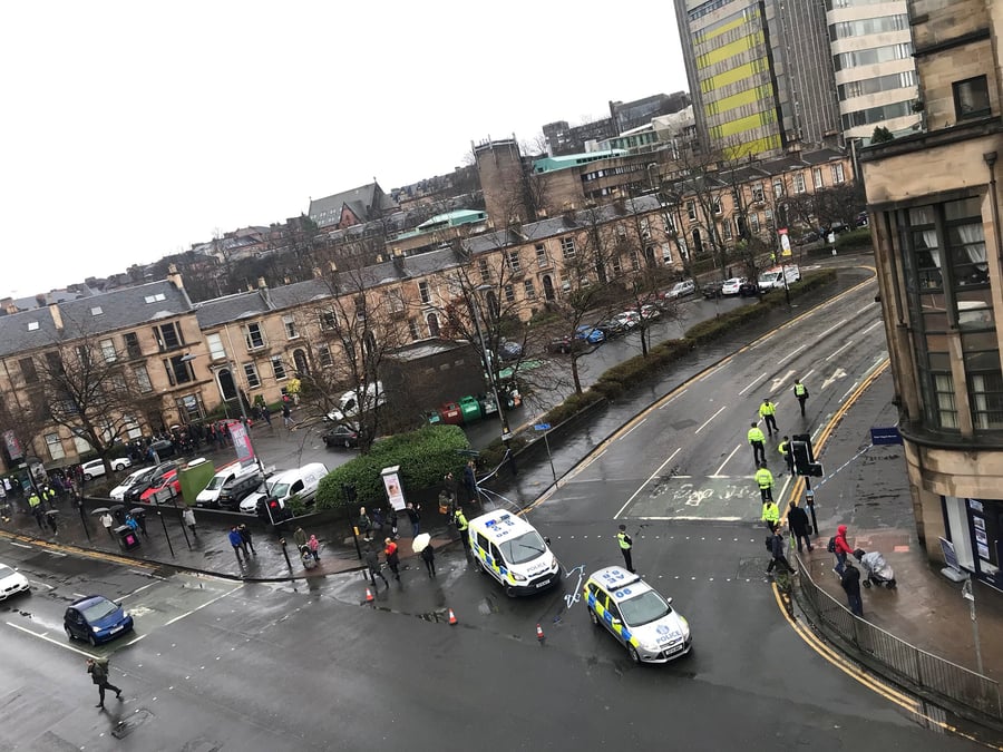 Un colis suspect detruit a glasgow, un autre signale dans l'essex