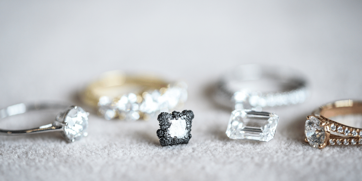 Vue de bijoux réalisés avec des diamants synthétiques.