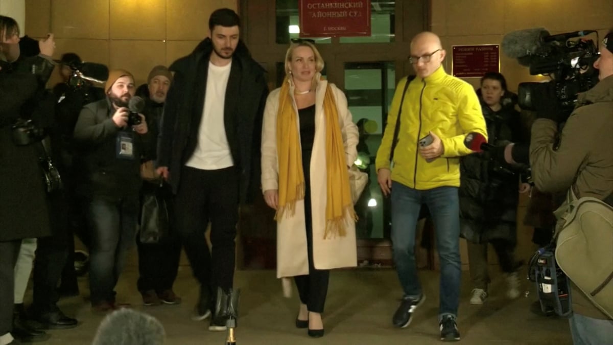 Marina ovsiannikova appelle les russes a "ouvrir les yeux sur la propagande"