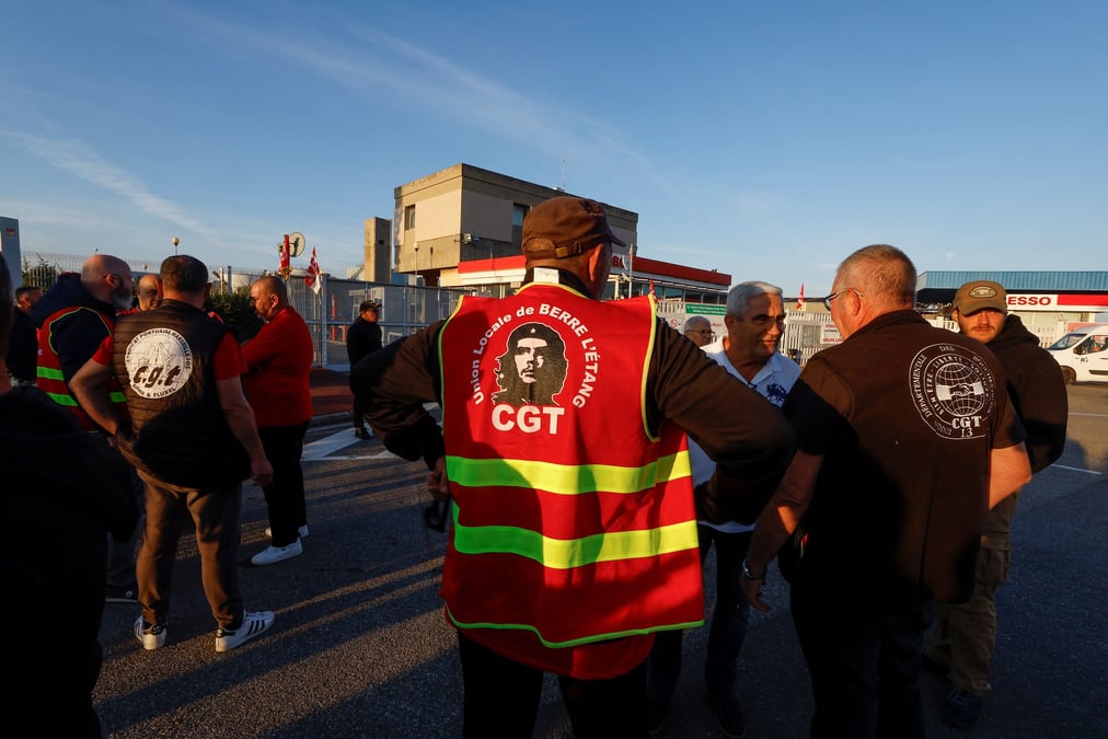 Manifestation du personnel de totalenergies et esso exxonmobil devant la raffinerie esso a fos-sur-mer