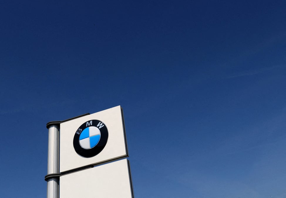 Photo d'archives: le logo du constructeur automobile allemand bmw est visible a bruxelles