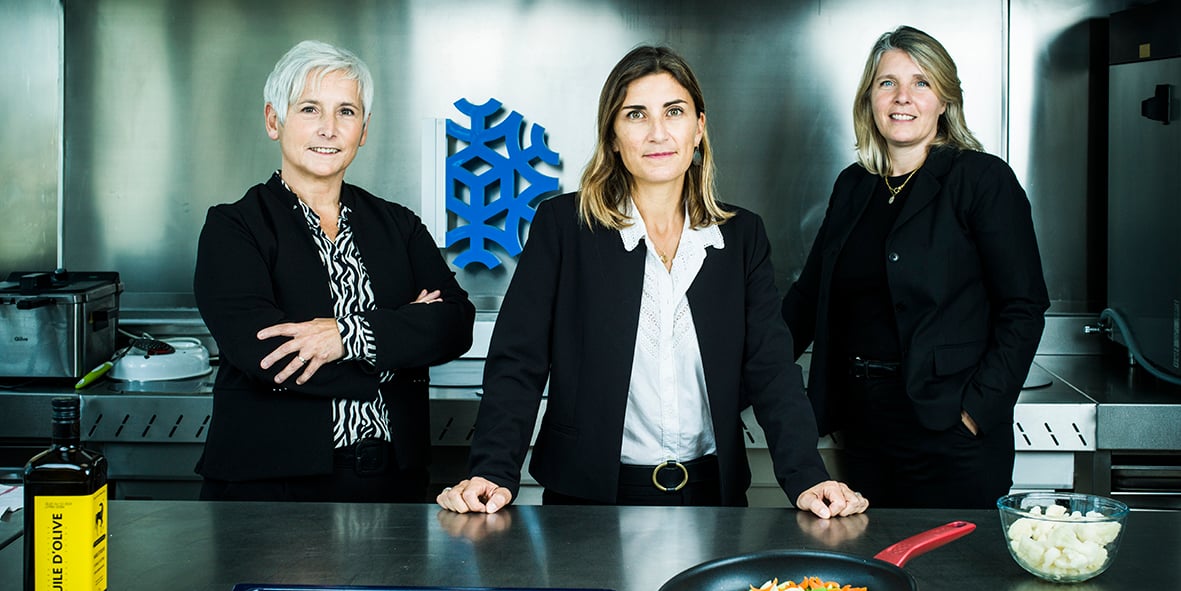 Élisabeth Bouton, directrice de la qualité et du développement durable, Cécile Guillou, présidente, et Delphine Alazard Courtier, directrice marketing et achats, jeudi dans les cuisines des tests labo de Picard à Issy-les-Moulineaux.