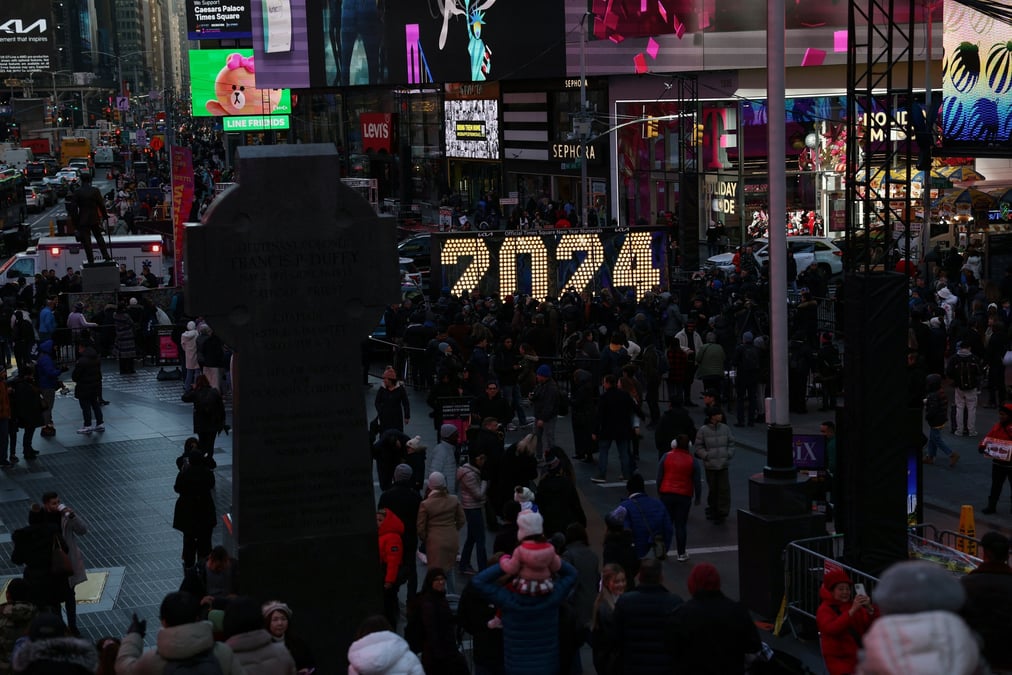 Les chiffres "2024" arrivent pour les celebrations du reveillon du nouvel an 2024 a times square, a new york.