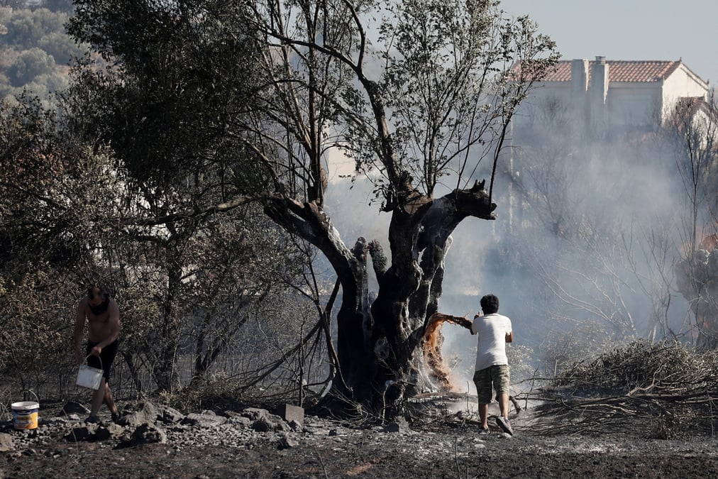 Incendie pres de koropi, en grece