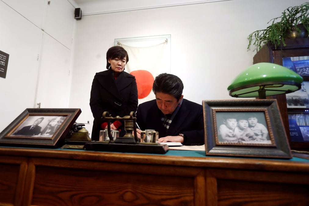 En lituanie, shinzo abe rend hommage au "schindler japonais"