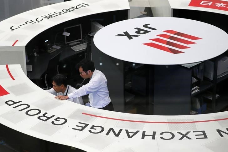 Tokyo finit en tres forte hausse