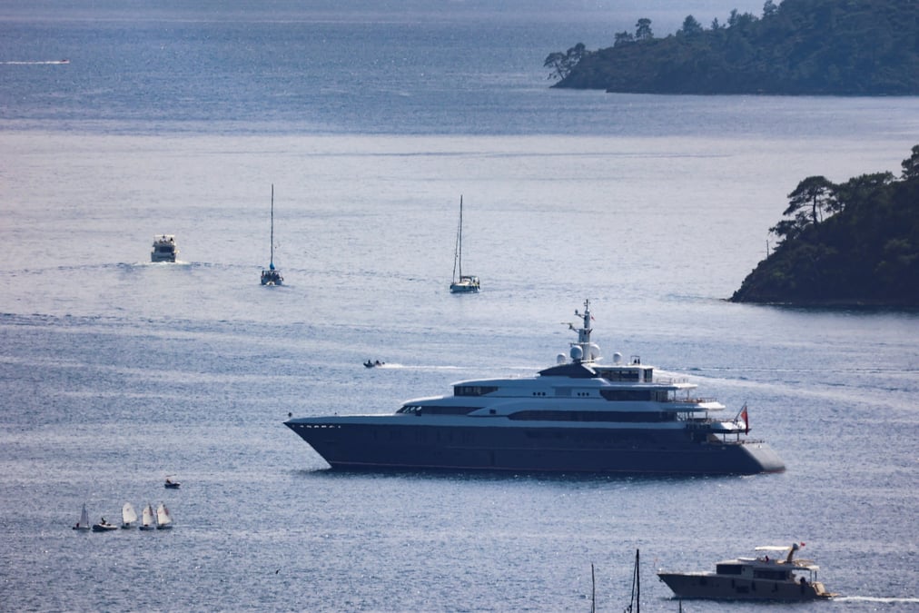 Le yacht de l'oligarche russe deripaska arrive dans les eaux turques