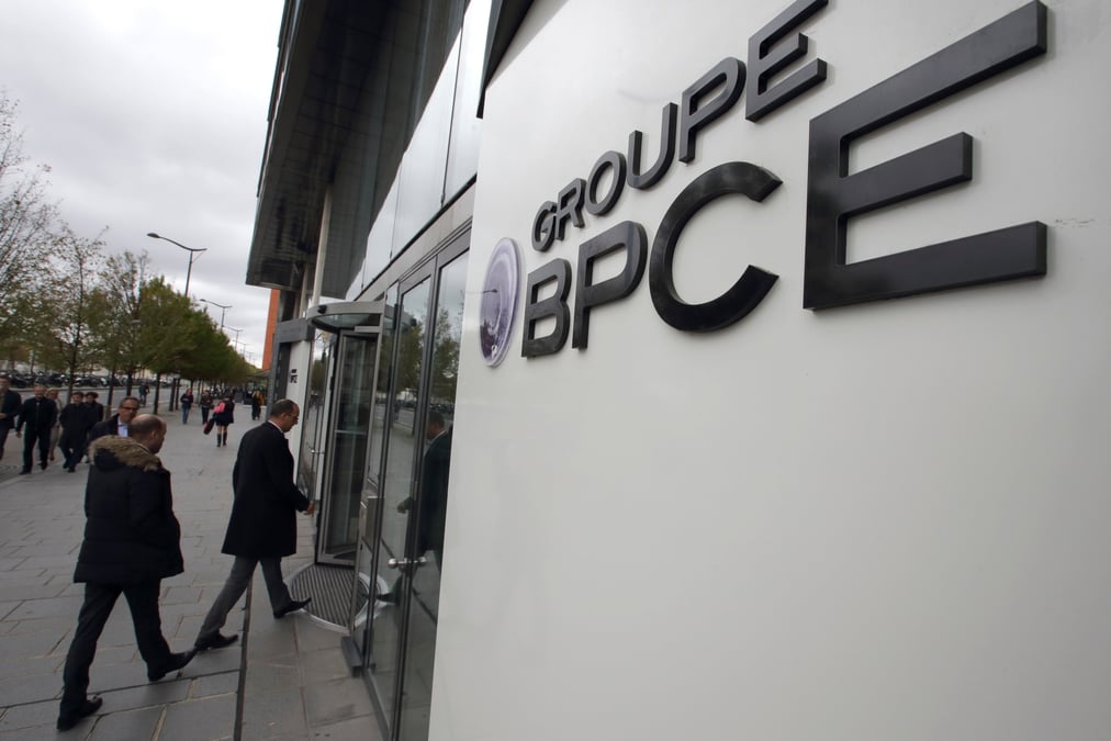 Logo a l'entree du siege social du groupe bpce