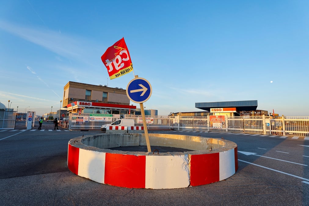 Un drapeau du syndicat cgt lors d'une manifestation devant la raffinerie esso de fos-sur-mer