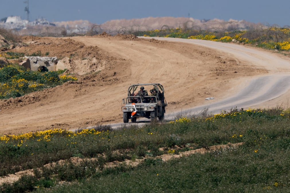 Un vehicule militaire manoeuvre pres de la frontiere entre israel et la bande de gaza