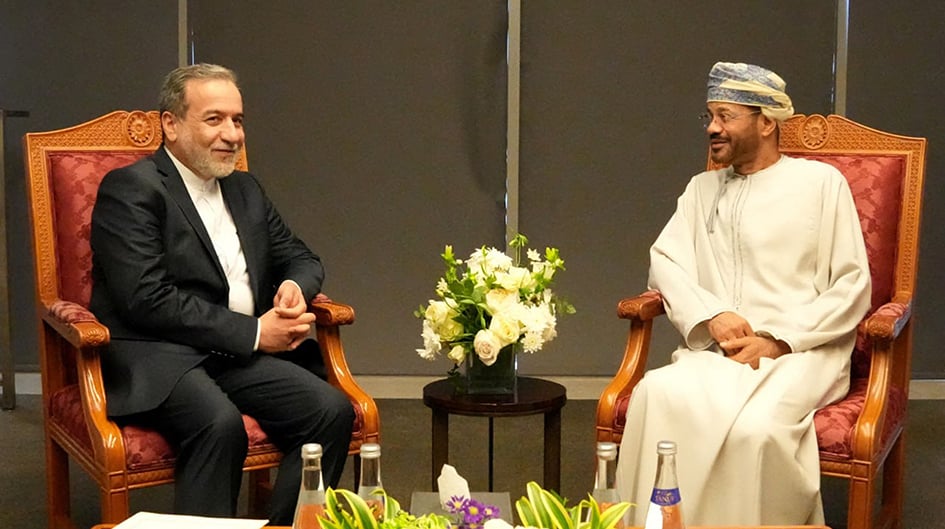 Le ministre des Affaires étrangères iranien Abbas Araghchi et son homologue d’Oman Sayyid Badr al-Busaidi, hier à Muscat.