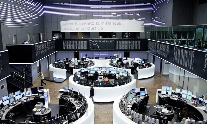 Les Bourses européennes rechutent, l'économie mondiale inquiète