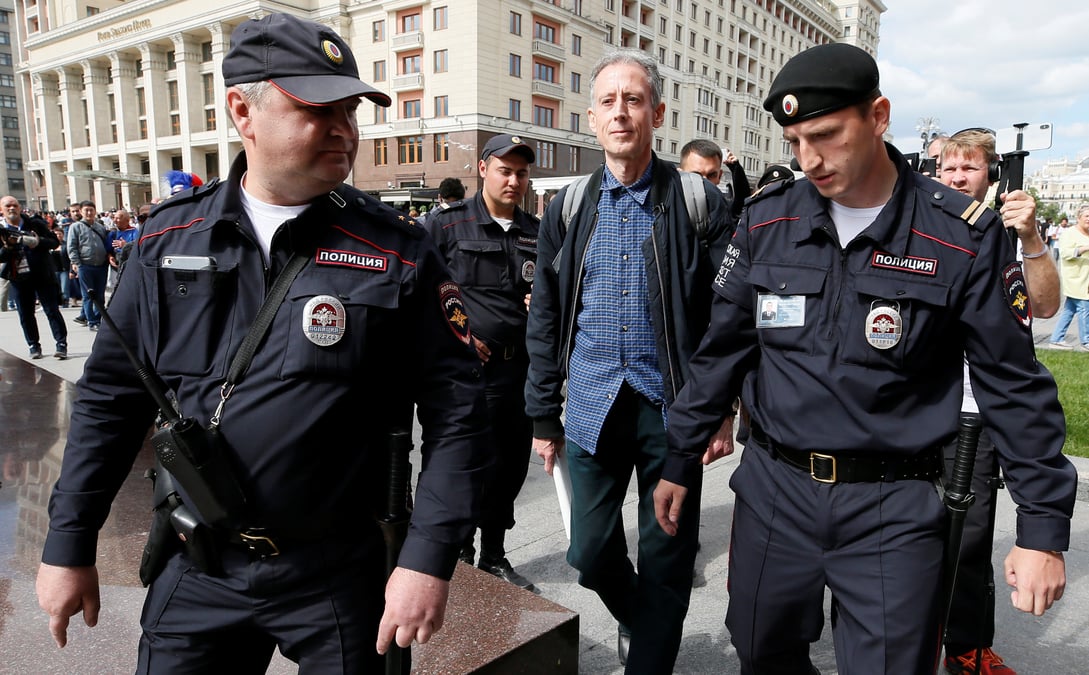 Un militant britannique des droits lgbt arrete a moscou