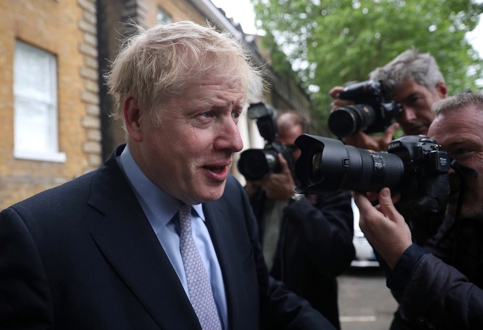 Boris Johnson face à un parterre de journalistes.