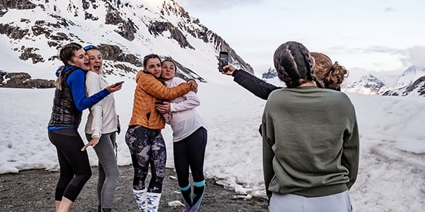 Deux minutes pour « capturer son BeReal ». Une photo de l’endroit où l’on se trouve, et une de soi.