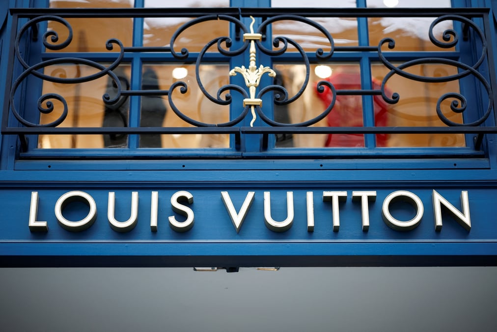 Exterieur d'une boutique de luxe louis vuitton de lvmh a paris