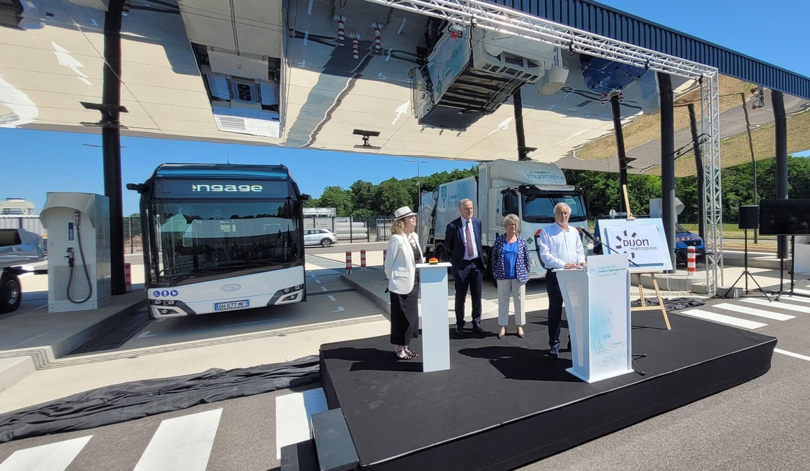Inauguration de la première station de production et de distribution d'hydrogène de Dijon métropole, en présence de Karine Merere, directrice générale de l'Ademe investissement, Dominique Darne, président d'IntHy, Marie-Guite Dufay, présidente de la région BFC et François Rebsamen, président de Dijon métropole.