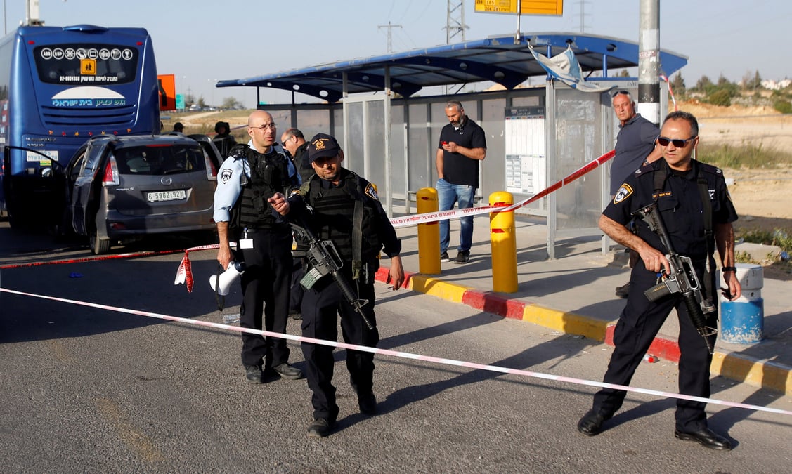 Un palestinien abattu apres avoir fonce dans un arret de bus