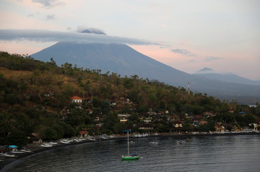 Risque d'eruption a bali, plus de 75.000 personnes evacuees