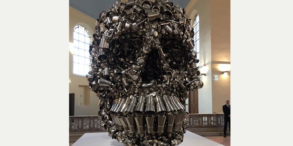 L’œuvre Very Hungry God, sculpture monumentale de l’artiste indien Subodh Gupta, conçue et installée dans chaque lieu d’exposition par c.H-D.