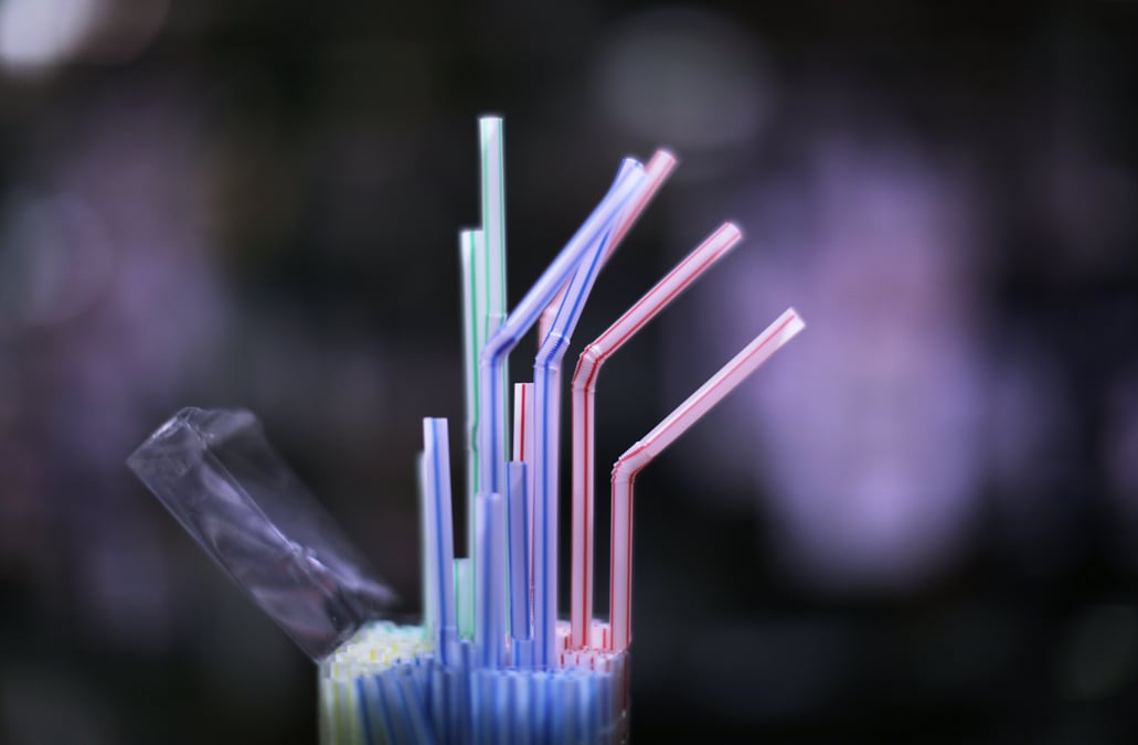 L'ue interdit pailles, gobelets et couverts en plastique