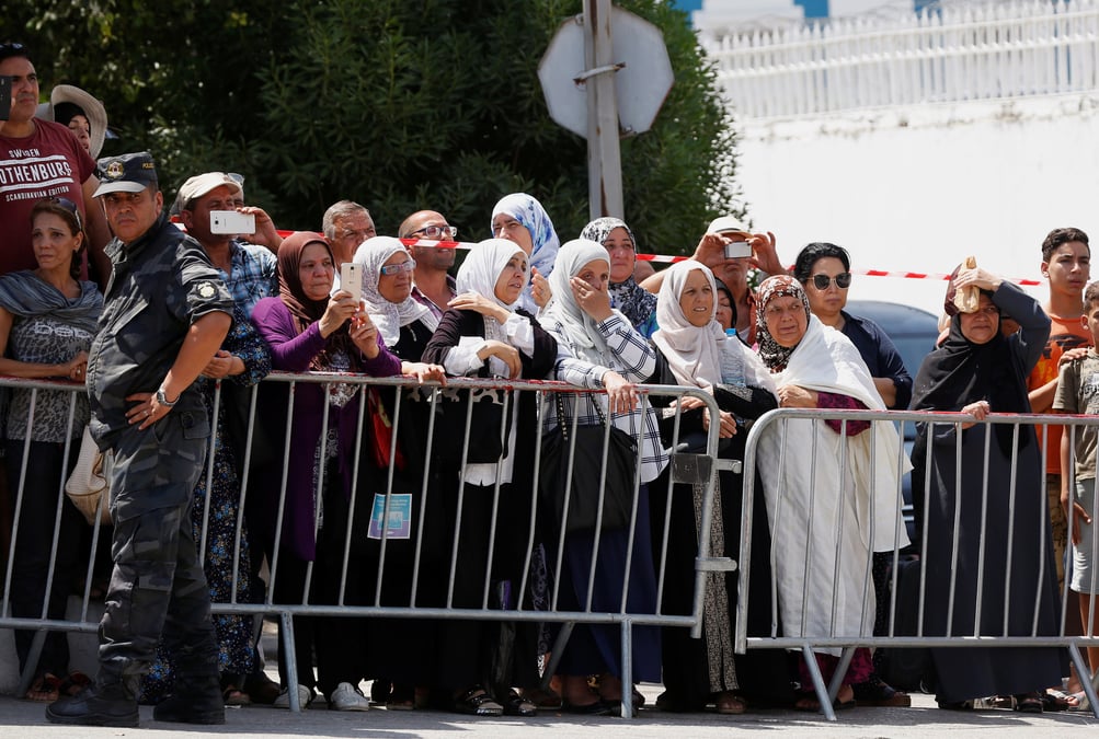 Les tunisiens rendent hommage au president essebsi, funerailles samedi