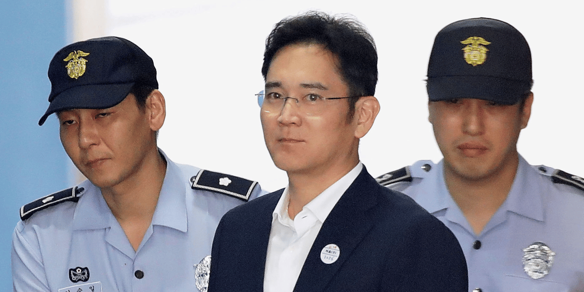 Lee Jae-yong entouré par deux policiers.