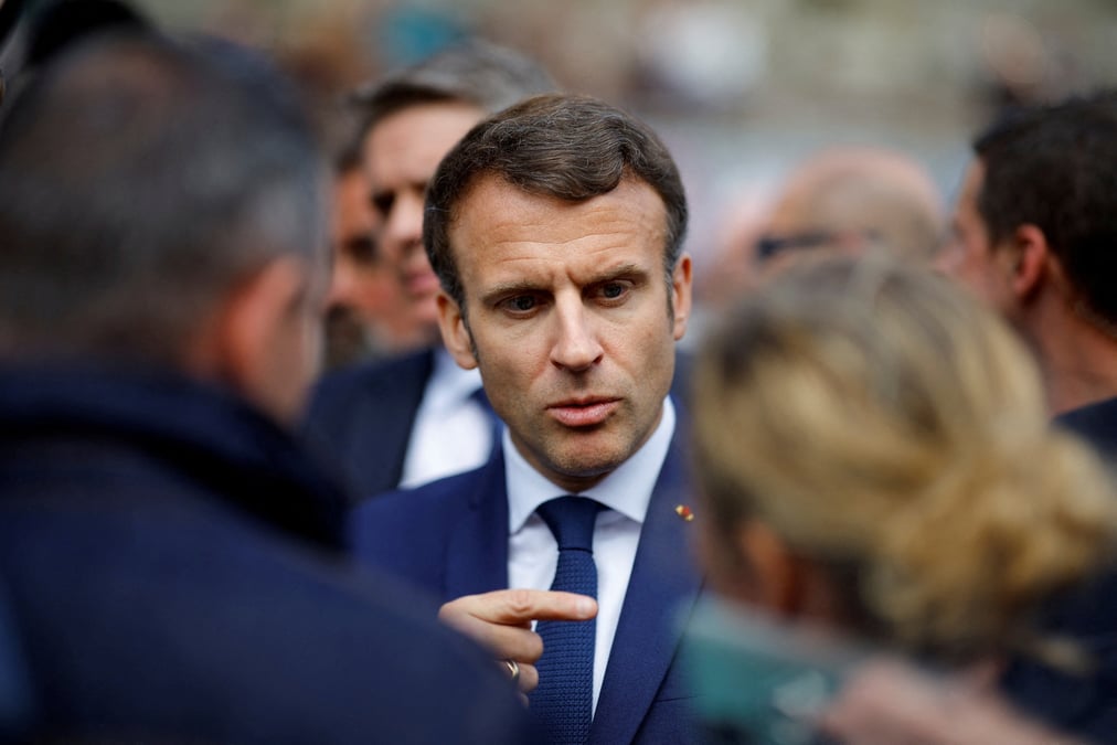 Macron tente une inflexion a gauche pour mieux contrer le pen