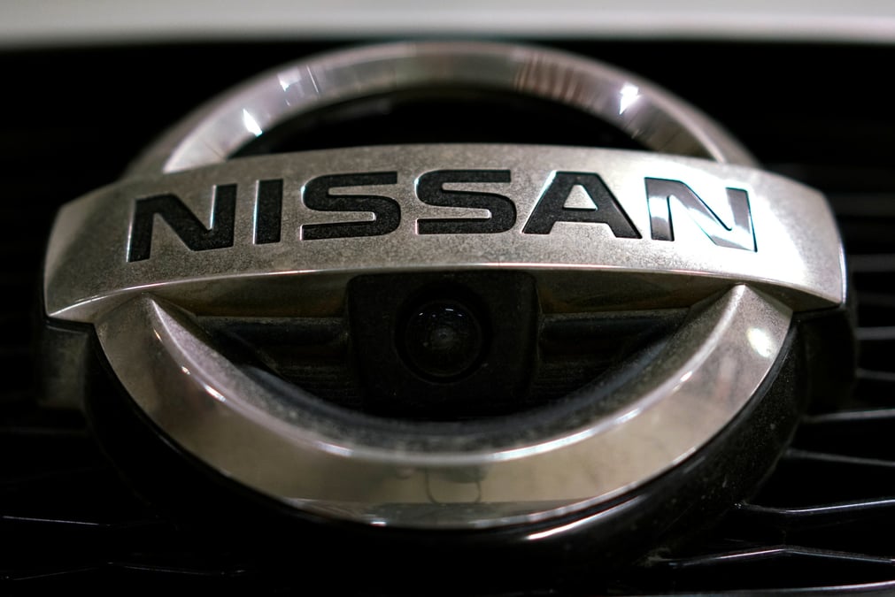 Photo d'archives du logo nissan sur une voiture a moscou, en russie.
