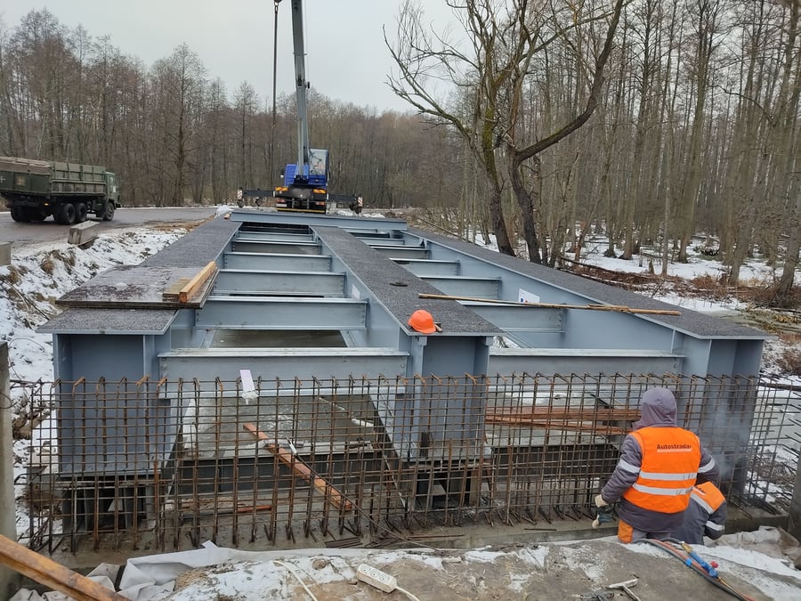 Un des ponts modulaires fabriqués en France par Matière et montés sur place en Ukraine.