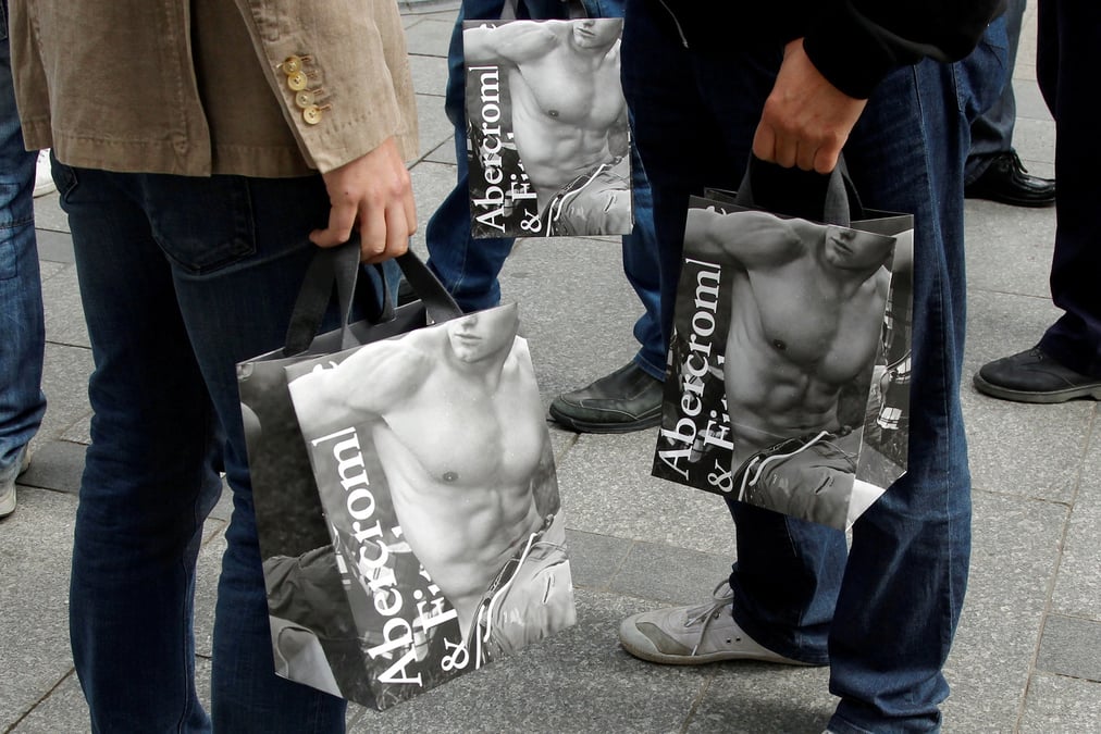 Des acheteurs tiennent des sacs d'abercrombie & fitch a l'exterieur du magasin parisien de la societe sur les champs elysees