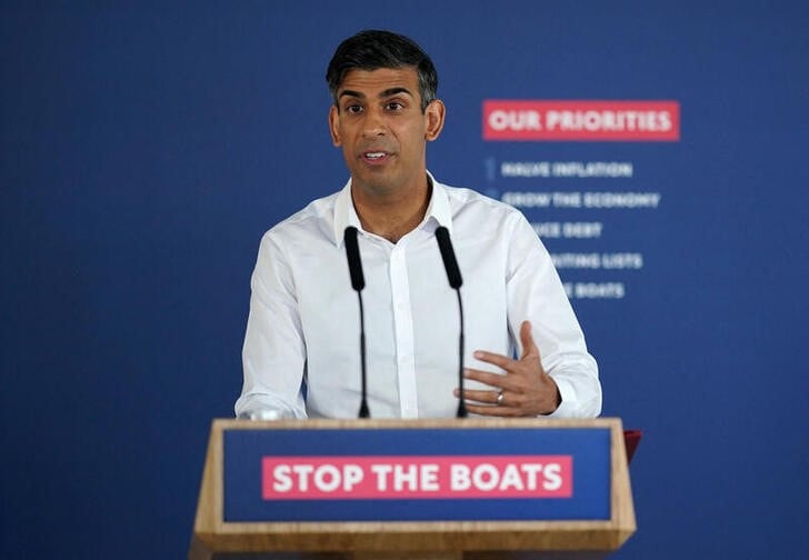 Le premier ministre rishi sunak s'exprimant lors d'une conference de presse a western jet foil a douvres