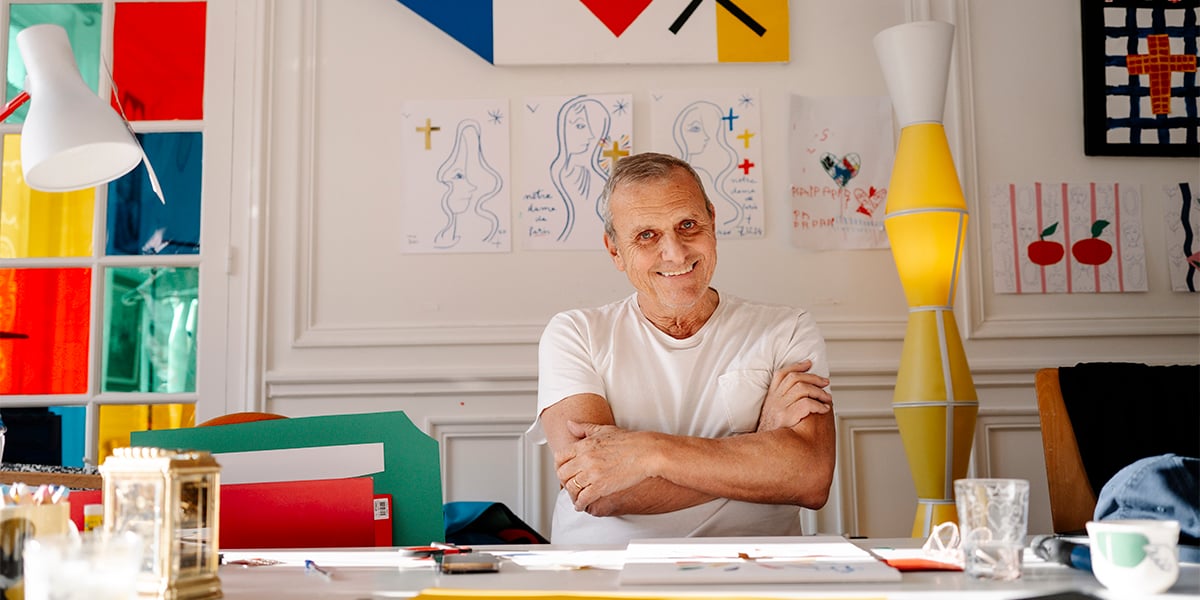 Jean-Charles de Castelbajac confectionne les vêtements liturgiques de la nouvelle Notre-Dame, ici, dans son atelier parisien le 22 novembre dernier.