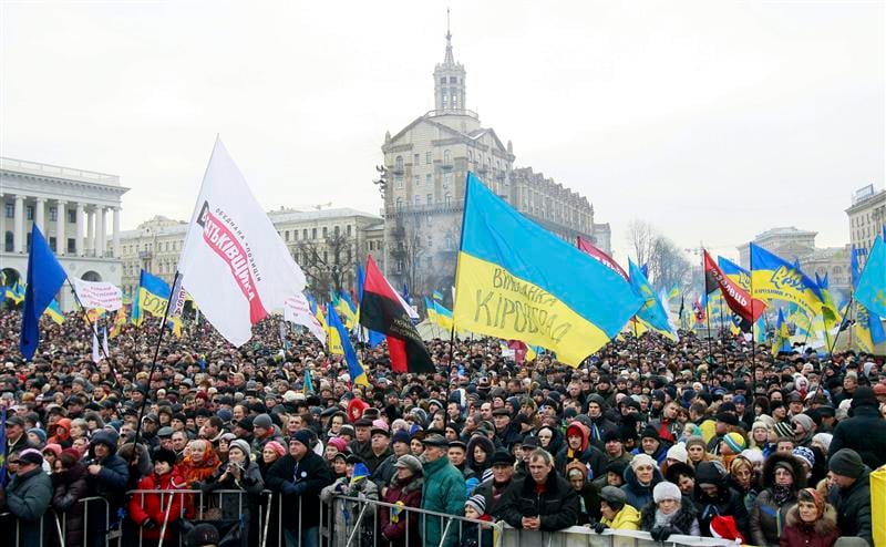 Nouvelle manifestation à Kiev, l'UE suspend les négociations
