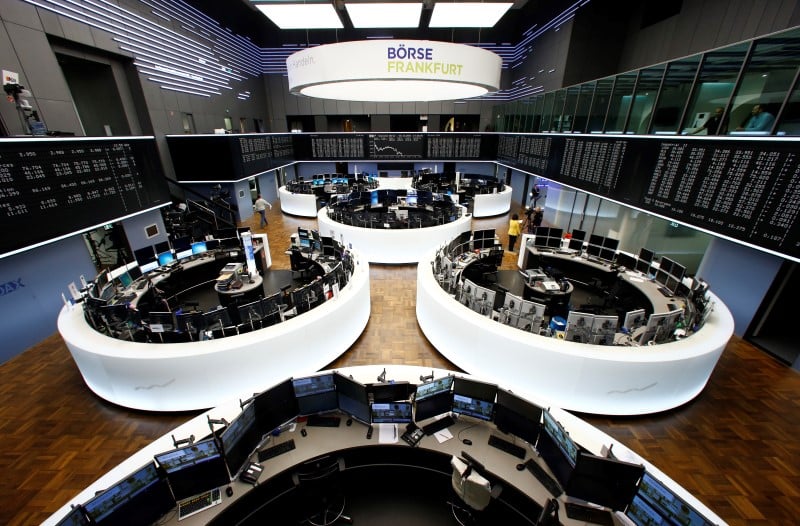 Les bourses de francfort et paris en hausse a mi-seance avec le petrole