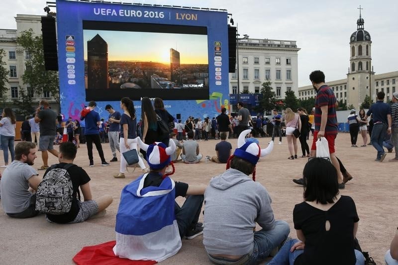 Heurts dans la "fan zone" de lyon