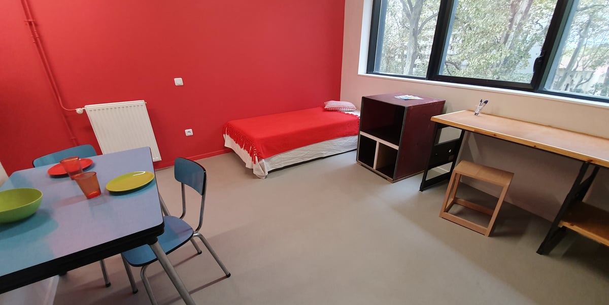 Les 153 studios de la résidence étudiante sont équipés avec des meubles d'occasion.