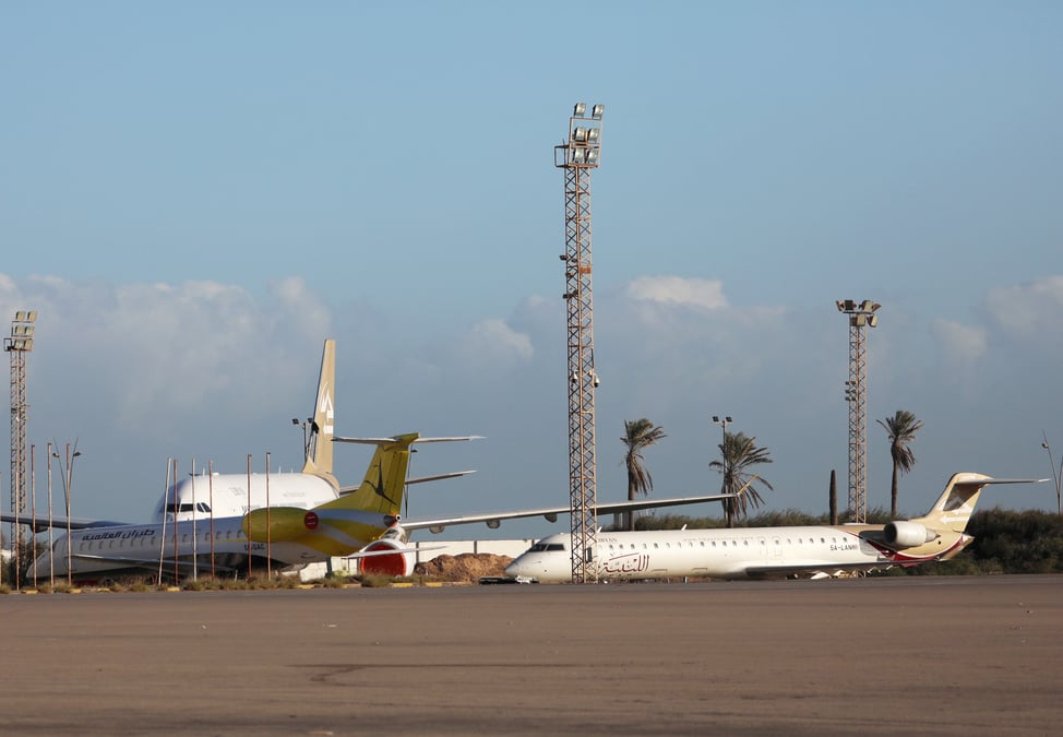 Libye: l'aeroport de tripoli ferme apres des tirs de missiles