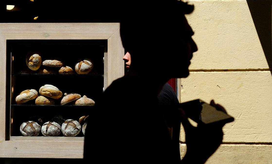Des gens passent devant une boulangerie, a barcelone, espagne